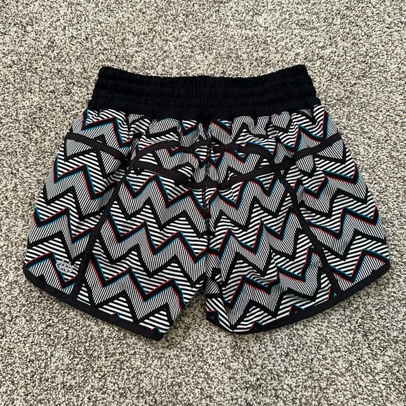 Lululemon black & white chevron print athletic shorts size 6 - Picture 3 of 12